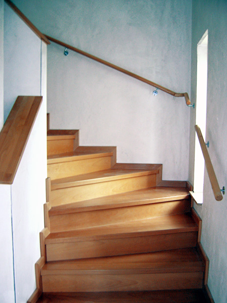 Wir bieten Ihnen Holztreppen, Spindeltreppen sowie gerade Treppen